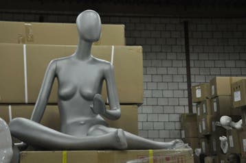*TIP*  Damesfiguur zittend van exclusief a merk, Ophalen of Verzenden
