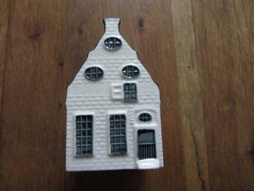 KLM-huisje - Acht KLM huisjes en twee koperen asbakje
