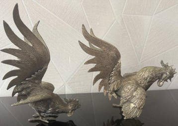 Beeldje, Pareja de gallos de pelea en bronce plateado,, Antiek en Kunst