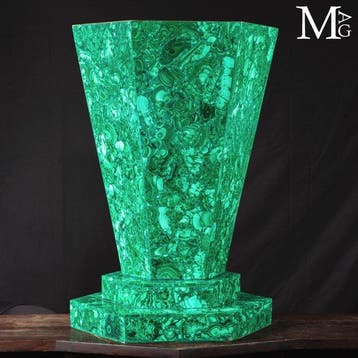 Vase monumental en malachite naturelle – Art lapidaire de, Antiquités & Art