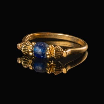 Oud-Romeins, Keizerrijk Ring met een Romeinse blauwe glazen