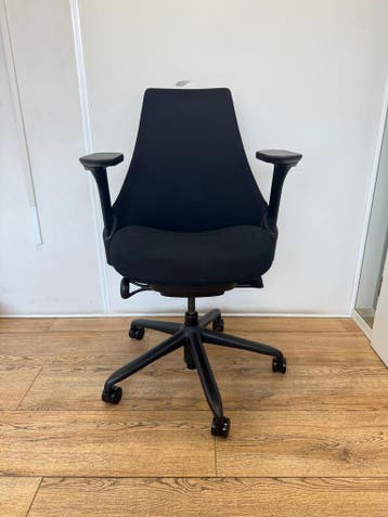 50x Herman Miller Sayl - Zwart Gestoffeerd - 4D Armleuningen, Verzenden, Zwart, Zo goed als nieuw, Bureaustoel