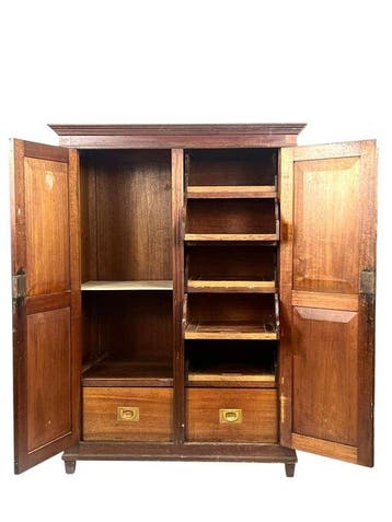 Kabinet - Hout - Een kast met twee paneeldeuren.