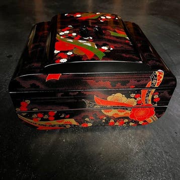 Yamanaka lacquerware () - Sushi Jbako (tiered serving