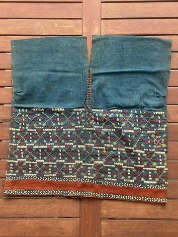 Traditionele tuniek voor Karen-vrouwen in indigo-katoen en