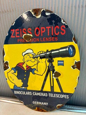 Zeiss Zeiss Optics – Popeye met Telescoop – Ovaal Emaille
