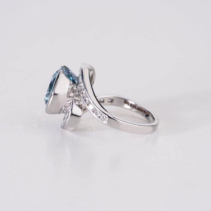 Ring - 14 karaat Witgoud - 4.57ct. tw. Blauw Diamant (Fancy, Bijoux, Sacs & Beauté, Bagues