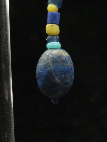 Oud-Bactriaans Oorbellen gemaakt van lapis lazuli kralen met