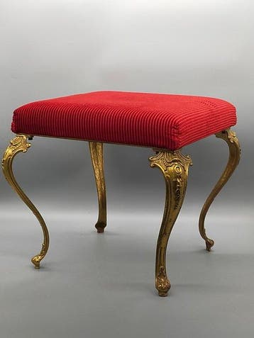 Eleganter Hocker – Vergoldete Beine & Roter Bezug - Kruk -