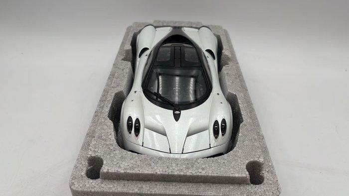 Autoart 1:18 - Modelauto - Pagani Huayra - (cod.D20), Hobby en Vrije tijd, Modelauto's | 1:5 tot 1:12