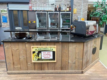 Houten hoekbuffet met stenen werkblad
