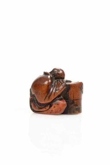 Un netsuke rare en buis représentant un maître du thé
