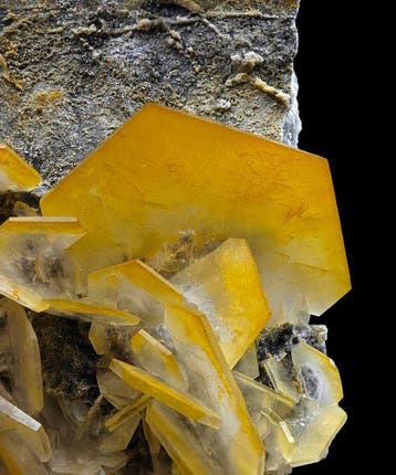 Museaal, geel calciet met hexagonale lamellen, uitstekende