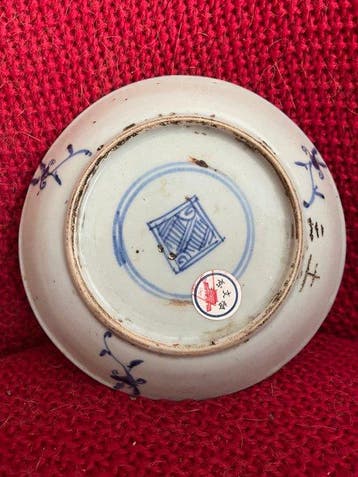 19e eeuw Chinees blauw-wit bord met merkteken binnen dubbele