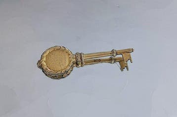 101 Years Old Collectable Walker & Hall Key - Zegel