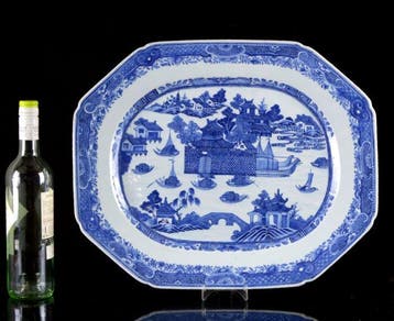 Een monumentale (48,3 cm) Chinees blauw-wit achthoekige