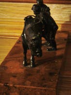 sculptuur, Schmied mit Gehilfen beim beschlagen eines