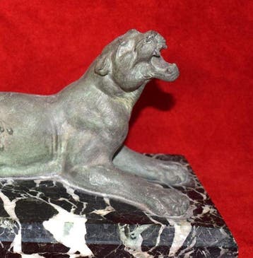 Panter gewond door een pijl op een marmeren sokkel