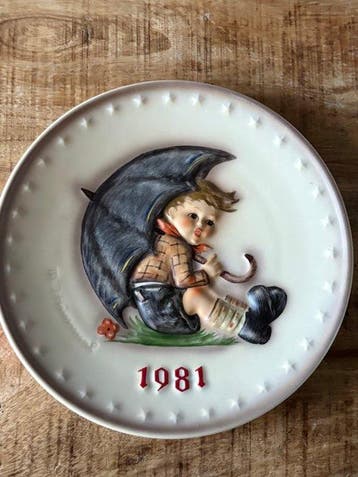 Goebel: Jaarbord 1981, MI Hummel, Umbrellaboy - M.I. Hummel