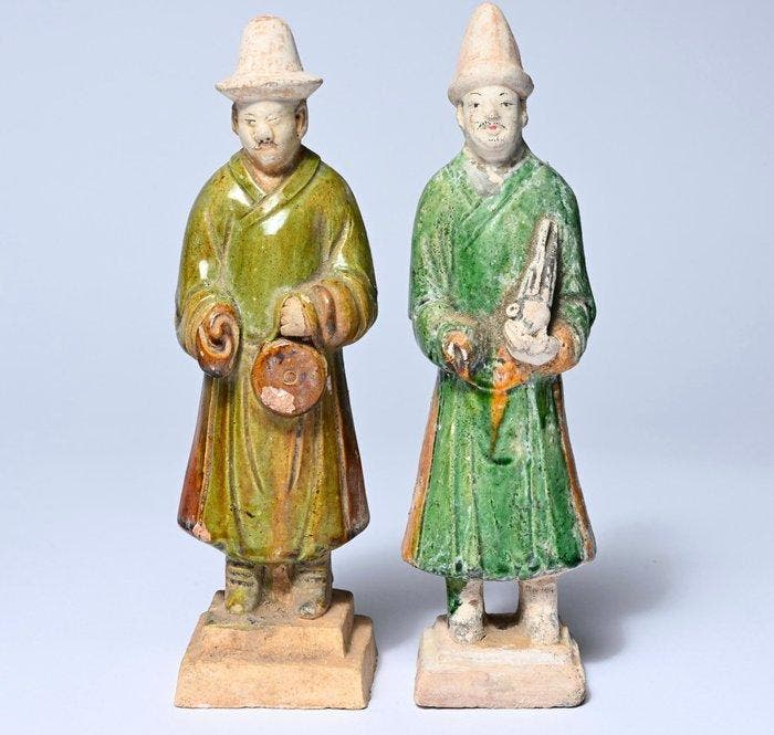 Sculpturen van Chinese dienaars - Aardewerk - China - Ming, Antiquités & Art, Antiquités | Autres Antiquités