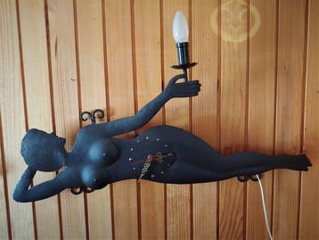 Handmande - Wandkandelaar - Smeedijzer - Liggende vrouw