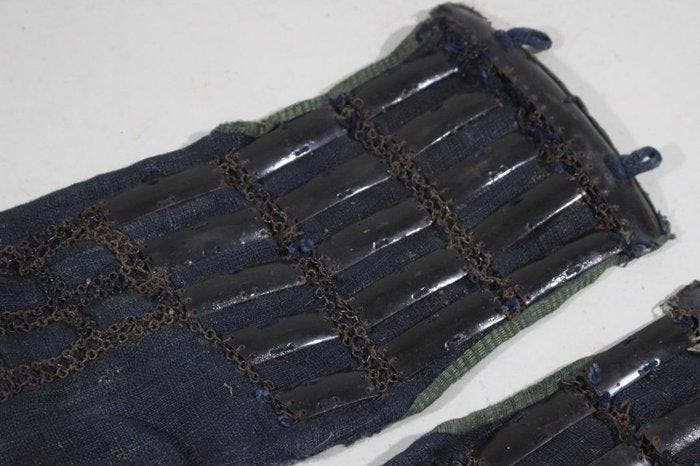 Harnas - Japan - Tetsu Kurourushinuri 5 Hon Shino Kote of, Antiek en Kunst, Antiek | Overige Antiek