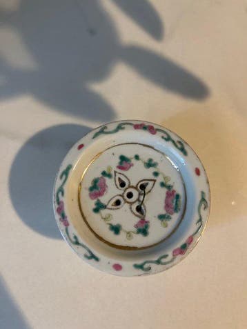 Dekseldoos van Chinees porselein, famille rose, decor met