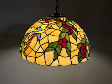 Tiffany-stijl hanglamp – kleurrijke vogels tussen bladeren