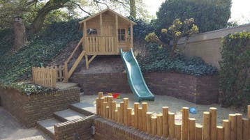 Houten speelhuisje Struisvogel | Met glijbaan mogelijk !, Kinderen en Baby's, Nieuw
