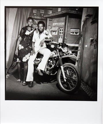 Sanlé Sory (1943–2023) - Couple sur la moto - (Signé à la