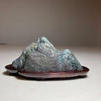 Japanse suiseki Abe-riviersteen bergvorm met houten voetstuk