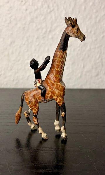 Beeldje - Giraf met zittende Afrikaanse jongen - Koud, Antiek en Kunst