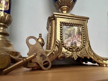 Horloge et parure de cheminée - Métal doré et porcelaine -, Antiek en Kunst