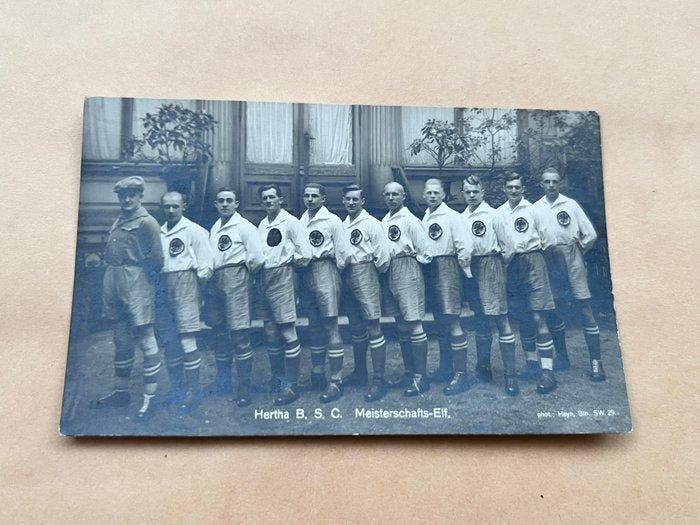 Hertha Berlin Gesigneerde kampioenenteam-postkaart -, Verzamelen, Postkaarten | Buitenland