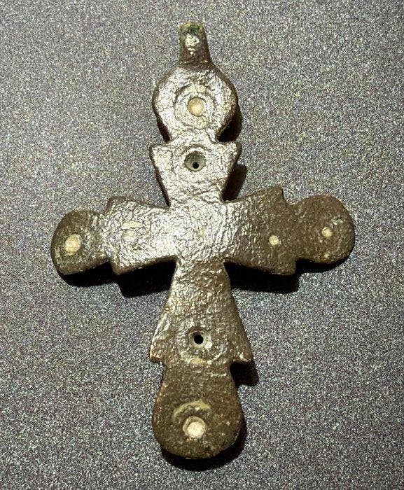 Middeleeuwen, kruisvaardersperiode Brons Zeldzaam type kruis, Handtassen en Accessoires, Antieke sieraden