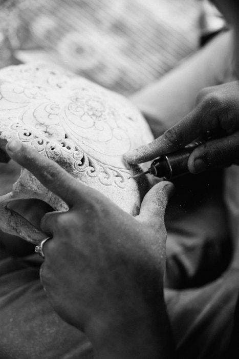 GEEN MINIMUMPRIJS - Grote witte, handgesneden stieren, Antiek en Kunst, Kunst | Designobjecten