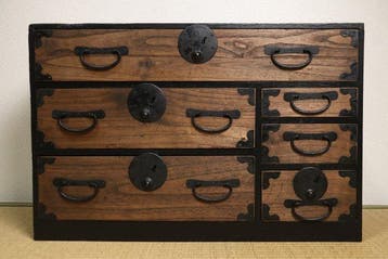 Late Meiji Akita Makura Tansu — Natuurlijk hout & zwarte lak