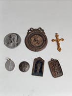 Reliekhouder (8) - Aluminium - 1900-1910 - medaille en kruis, Antiek en Kunst