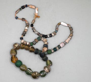 Oud-Romeins Glas, Steen Kralenketting. Ex Bonhams
