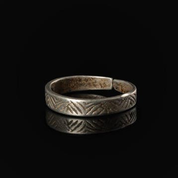 Viking periode Zilver Ring met lineaire decoratie