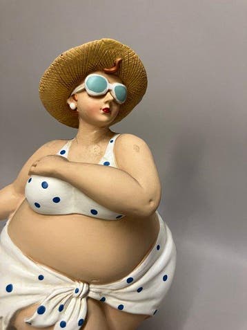 Figurine - Vrouw op het strand - Polystone - pierre moulue