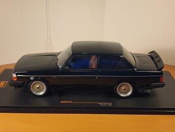 IXO 1:18 - Model sedan - Volvo 240 Turbo Custom Black 1986, Nieuw