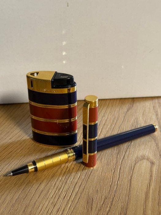 Yves Saint Laurent - Aansteker - Verguld, Emaille, Plastic,, Verzamelen, Rookartikelen, Aanstekers en Luciferdoosjes