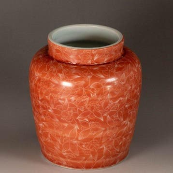 Vase à motif dorchidée incisée sur fond rouge corail -