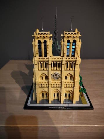 Lego Set - 21061 - Architecture - Notre-Dame de Paris