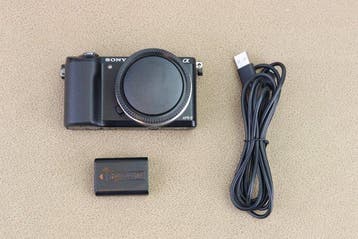 Sony Alpha A 5000 Body, 20.1MP + Accessoires Spiegelloze