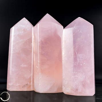 Rozenkwarts-obelisken – elegante kristalpunten van