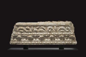 Oud-Romeins Gips Fragment van een fries. Spaanse
