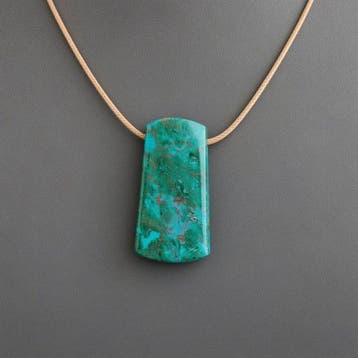 Hanger van chrysocolla uit Mexico. Prachtig grafisch