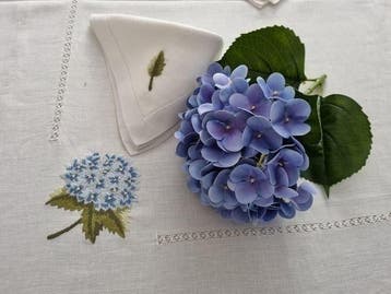 Tovaglia puro lino con ricamo Ortensie a mano 12 posti